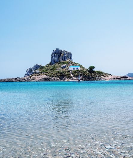 Kastellos (oder Kastri) Inselchen mit einer Kapelle, gelegen in der Bucht von Kefalos auf Kos, Griechenland. Kastellos (oder Kastri) Inselchen mit einer Kapelle, gelegen in der Bucht von Kefalos auf Kos, Griechenland.