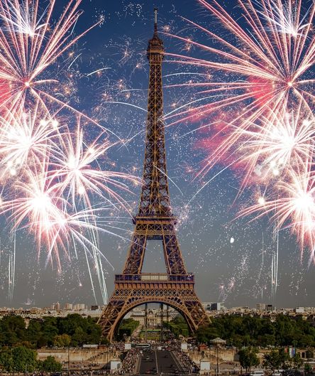 Der Eiffelturm in Paris, umgeben von einem großen, funkelnden Feuerwerk am Nachthimmel über der Stadt. Der Eiffelturm in Paris, umgeben von einem großen, funkelnden Feuerwerk am Nachthimmel über der Stadt.
